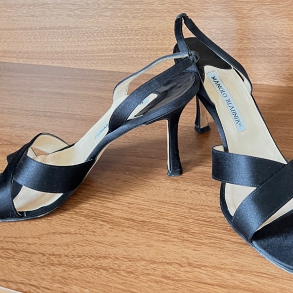 Manolo Blahnik Satin black criss-cross sandal - Picture 9 of 12